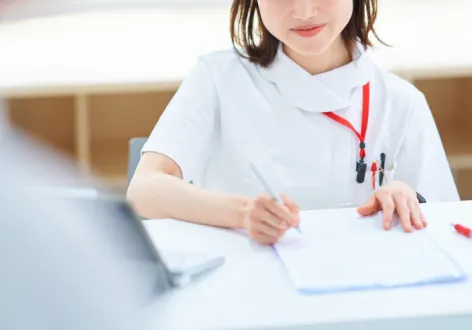 問診票に記入する女性