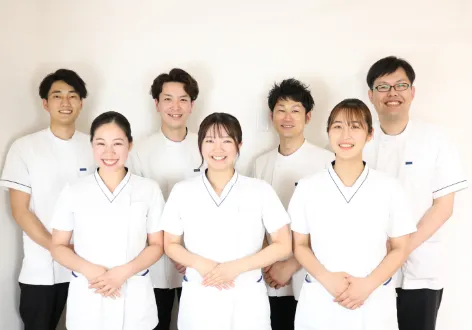 笑顔で並ぶスタッフ