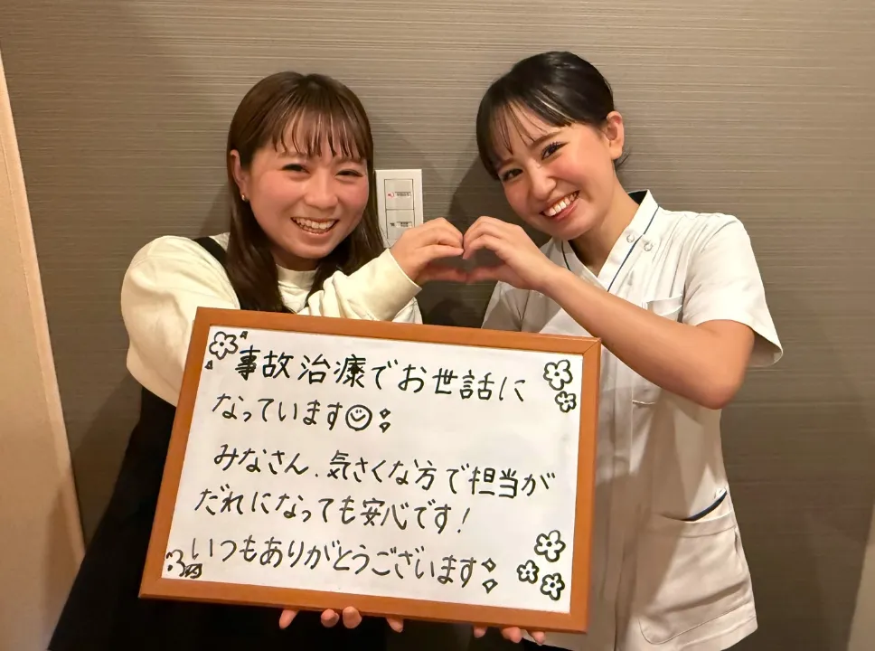 笑顔の患者と並ぶ整体師