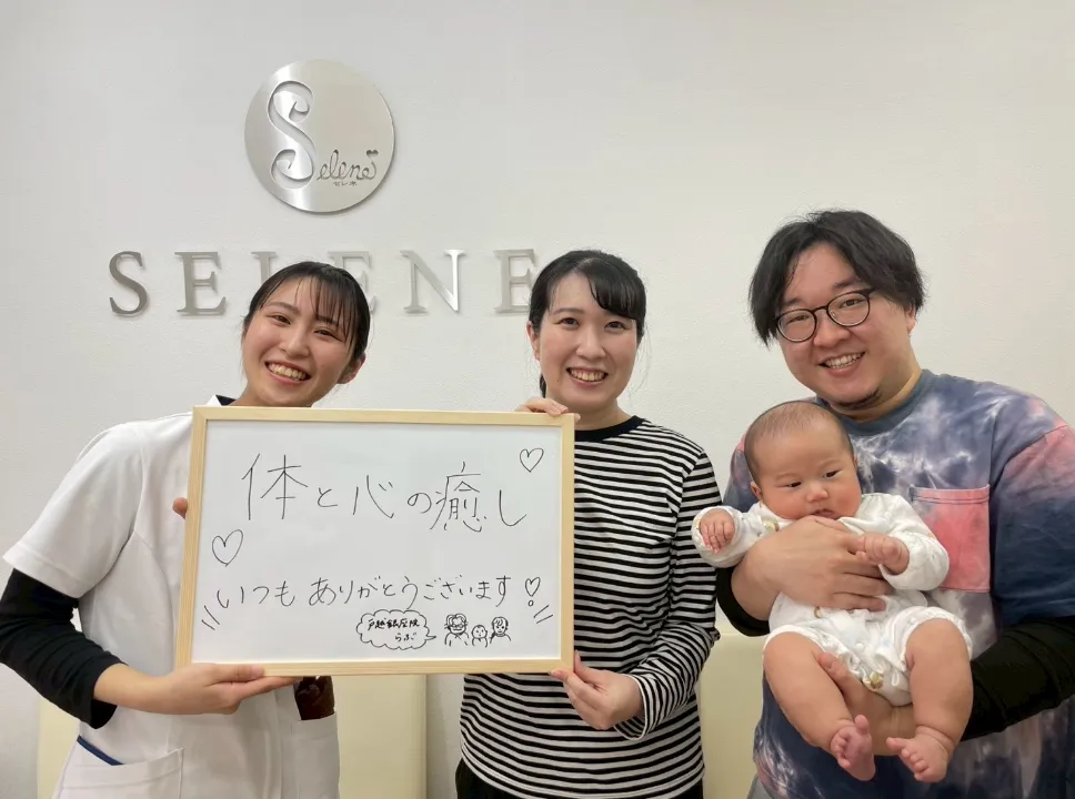 笑顔の患者と並ぶ整体師