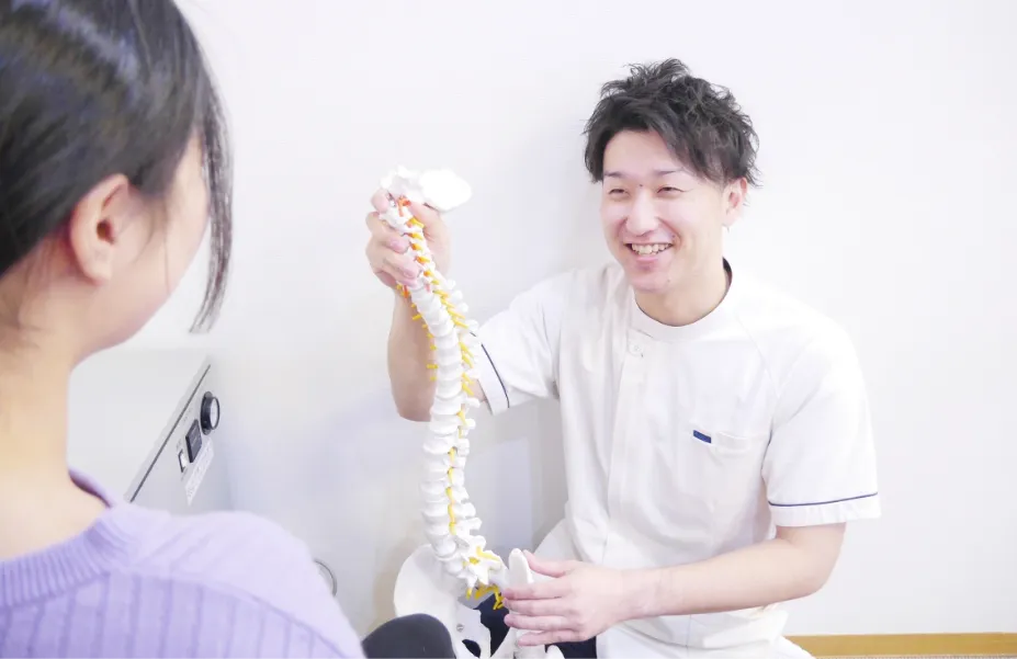 骨模型を使って説明する整体師