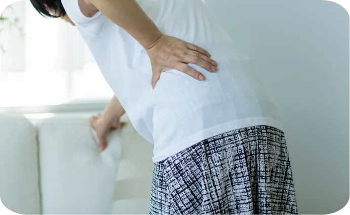 腰が痛む女性