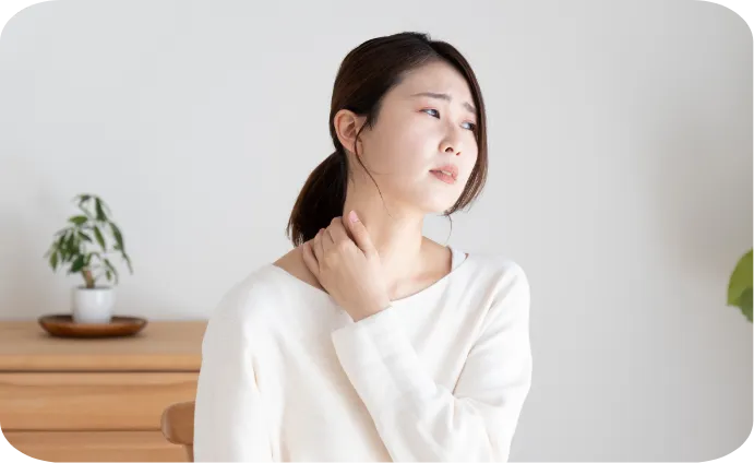 首が痛む女性