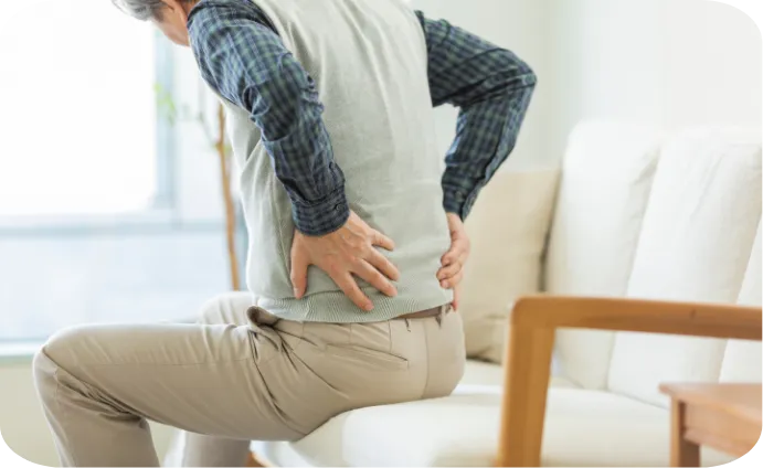 腰が痛む男性