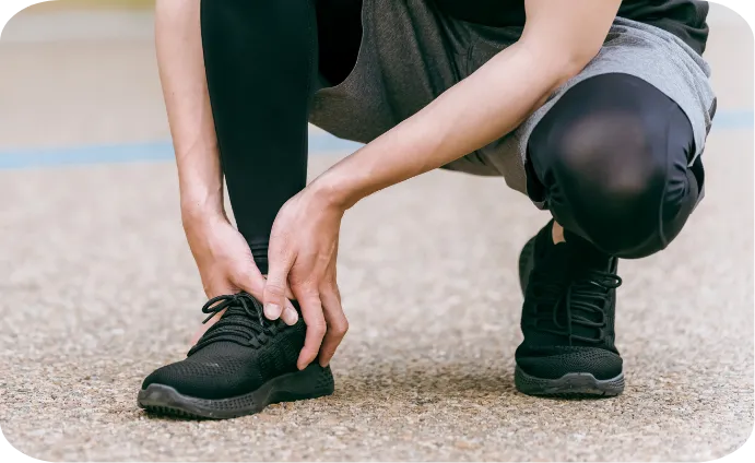 足首が痛い男性